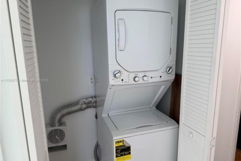 Condo in Miami, Florida, 2 bedrooms  № 1699903 - photo 17