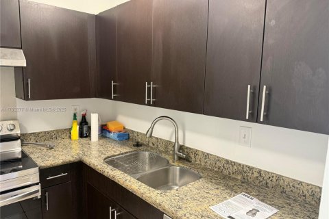 Condo in Miami, Florida, 2 bedrooms  № 1699903 - photo 16