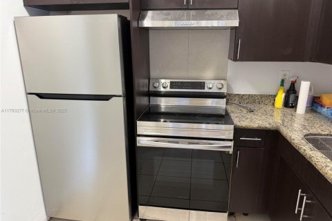 Condo in Miami, Florida, 2 bedrooms  № 1699903 - photo 13