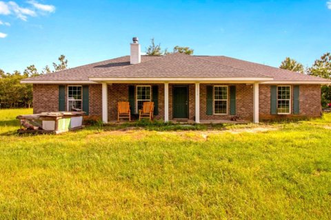 House in Milton, Florida 3 bedrooms, 169.92 sq.m. № 589919 - photo 1