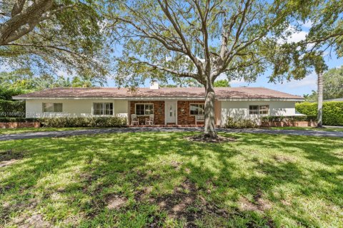 House in Pinecrest, Florida 5 bedrooms, 289.02 sq.m. № 1890554 - photo 1
