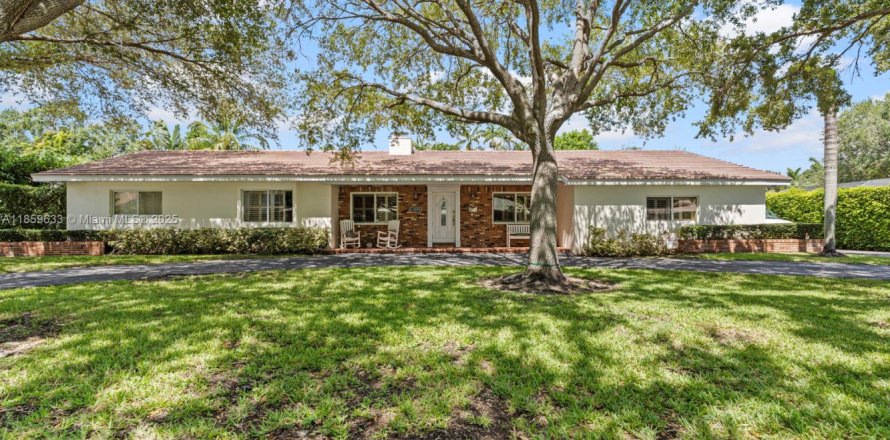 House in Pinecrest, Florida 5 bedrooms, 289.02 sq.m. № 1890554