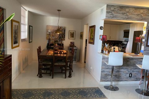 Condo in Hollywood, Florida, 1 bedroom  № 1959877 - photo 2