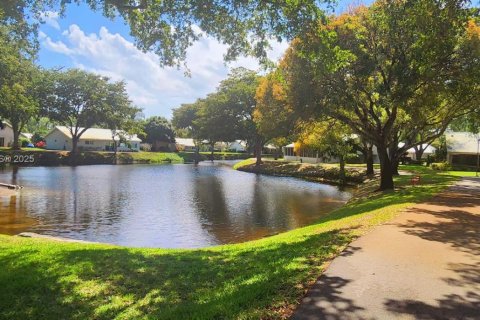 House in Boca Raton, Florida 3 bedrooms, 154.03 sq.m. № 1740081 - photo 6