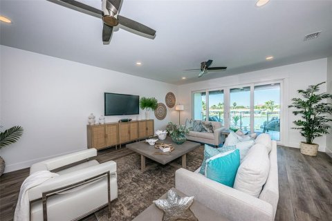 Townhouse in Treasure Island, Florida 4 bedrooms, 275.83 sq.m. № 1086969 - photo 17