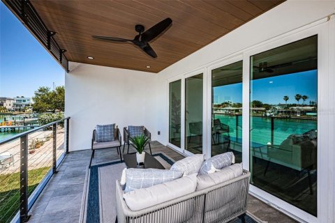 Townhouse in Treasure Island, Florida 4 bedrooms, 275.83 sq.m. № 1086969 - photo 14