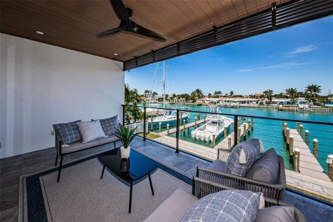 Townhouse in Treasure Island, Florida 4 bedrooms, 275.83 sq.m. № 1086969 - photo 15