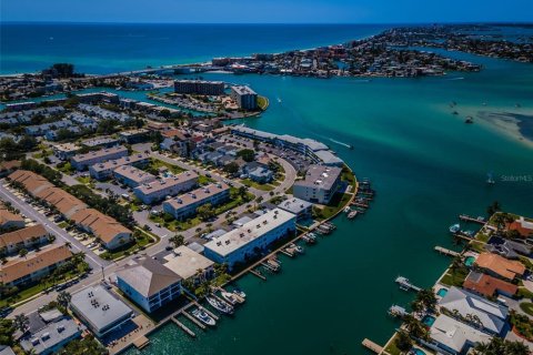 Townhouse in Treasure Island, Florida 4 bedrooms, 275.83 sq.m. № 1086969 - photo 2