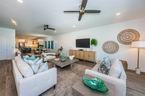 Townhouse in Treasure Island, Florida 4 bedrooms, 275.83 sq.m. № 1086969 - photo 18