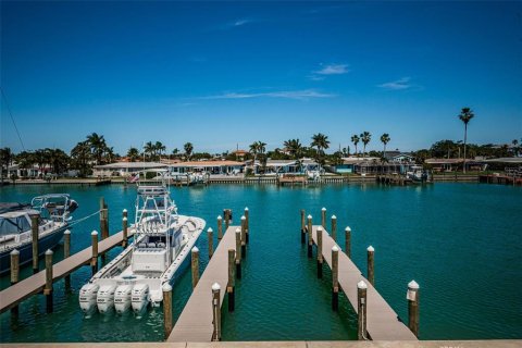 Townhouse in Treasure Island, Florida 4 bedrooms, 275.83 sq.m. № 1086969 - photo 13