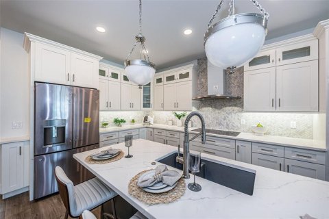 Townhouse in Treasure Island, Florida 4 bedrooms, 275.83 sq.m. № 1086969 - photo 21
