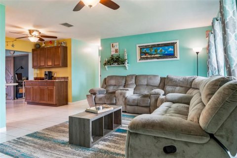 House in Port Charlotte, Florida 3 bedrooms, 151.62 sq.m. № 2110549 - photo 3