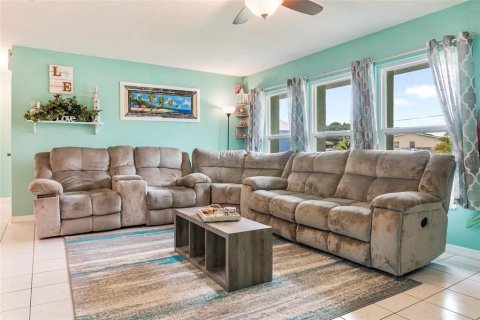 House in Port Charlotte, Florida 3 bedrooms, 151.62 sq.m. № 2110549 - photo 4