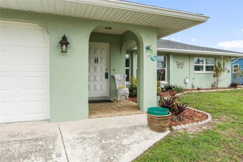 House in Port Charlotte, Florida 3 bedrooms, 151.62 sq.m. № 2110549 - photo 2