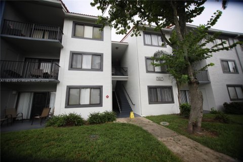 Copropriété à louer à Coral Springs, Floride: 2 chambres, 91.6 m2 № 1980644 - photo 1