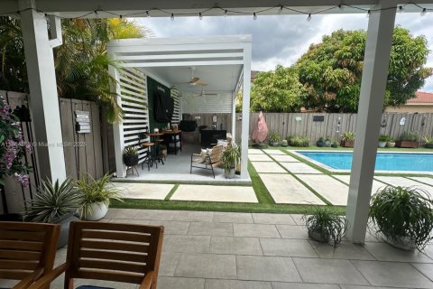 House in Miami, Florida 4 bedrooms, 181.53 sq.m. № 1893009 - photo 17