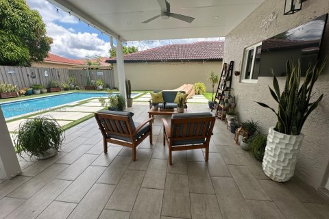 House in Miami, Florida 4 bedrooms, 181.53 sq.m. № 1893009 - photo 15