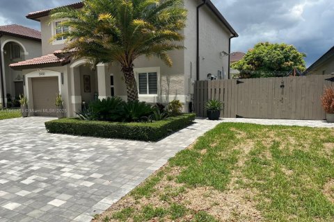 House in Miami, Florida 4 bedrooms, 181.53 sq.m. № 1893009 - photo 3