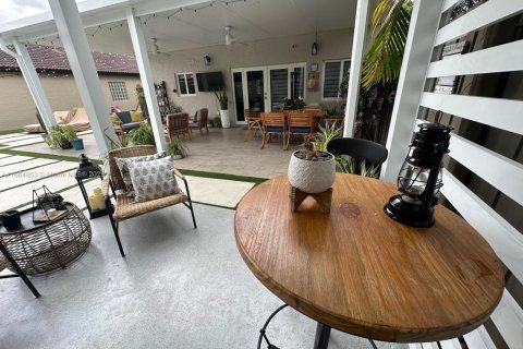 House in Miami, Florida 4 bedrooms, 181.53 sq.m. № 1893009 - photo 23