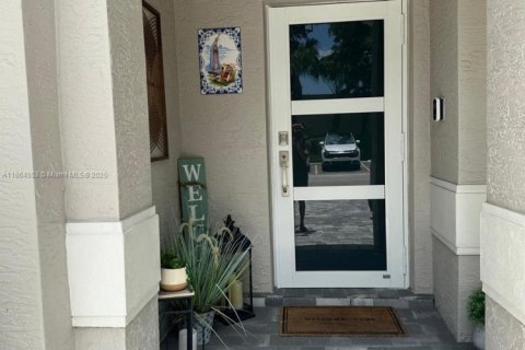 House in Miami, Florida 4 bedrooms, 181.53 sq.m. № 1893009 - photo 5