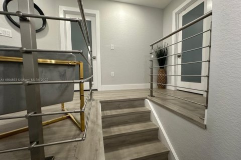 House in Miami, Florida 4 bedrooms, 181.53 sq.m. № 1893009 - photo 30