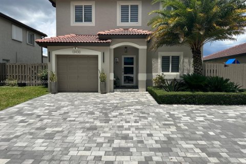 House in Miami, Florida 4 bedrooms, 181.53 sq.m. № 1893009 - photo 1
