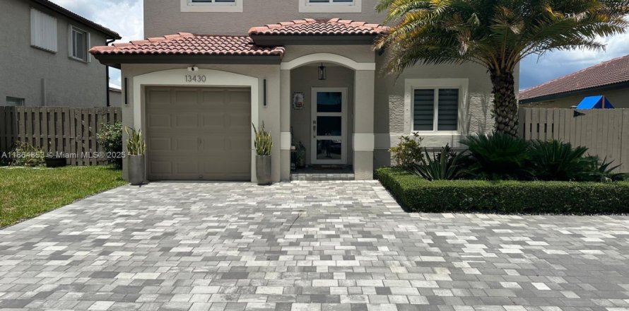 House in Miami, Florida 4 bedrooms, 181.53 sq.m. № 1893009