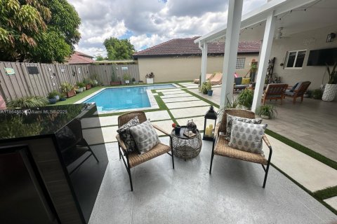 House in Miami, Florida 4 bedrooms, 181.53 sq.m. № 1893009 - photo 24