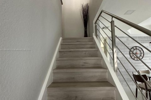 House in Miami, Florida 4 bedrooms, 181.53 sq.m. № 1893009 - photo 28