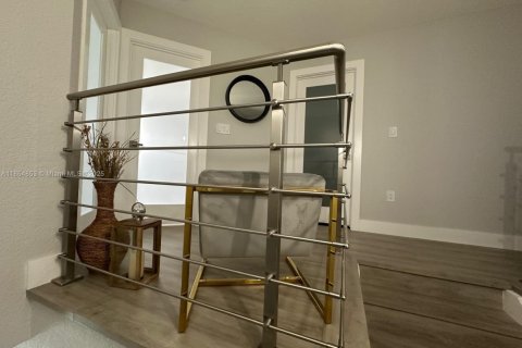House in Miami, Florida 4 bedrooms, 181.53 sq.m. № 1893009 - photo 29
