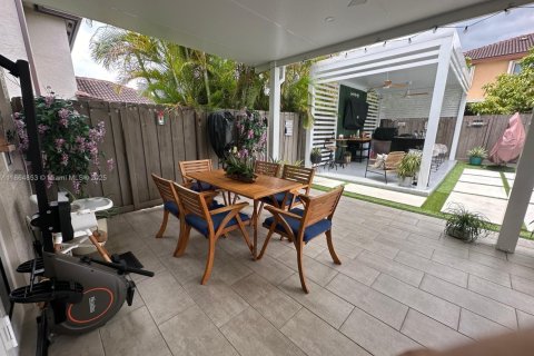 House in Miami, Florida 4 bedrooms, 181.53 sq.m. № 1893009 - photo 16