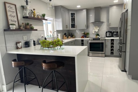 House in Miami, Florida 4 bedrooms, 181.53 sq.m. № 1893009 - photo 13