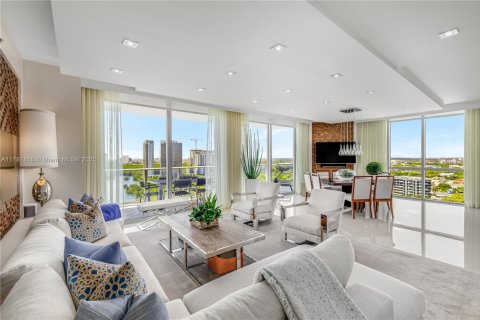 Condominio en venta en North Miami Beach, Florida, 2 dormitorios, 181.9 m2 № 1958899 - foto 2