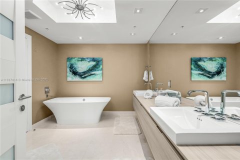 Condominio en venta en North Miami Beach, Florida, 2 dormitorios, 181.9 m2 № 1958899 - foto 19