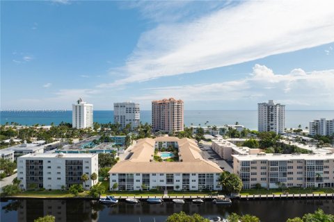 Condo in Lauderdale-by-the-Sea, Florida, 1 bedroom  № 1704205 - photo 1