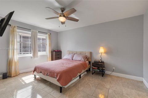 Condo in Lauderdale-by-the-Sea, Florida, 1 bedroom  № 1704205 - photo 8