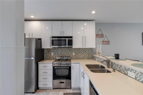 Condo in Lauderdale-by-the-Sea, Florida, 1 bedroom  № 1704205 - photo 6