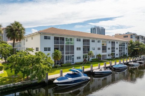 Condo in Lauderdale-by-the-Sea, Florida, 1 bedroom  № 1704205 - photo 13