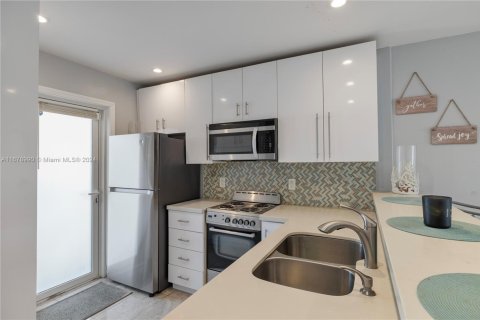 Condo in Lauderdale-by-the-Sea, Florida, 1 bedroom  № 1704205 - photo 7