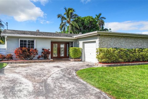 Villa ou maison à louer à Miramar, Floride: 2 chambres, 125.42 m2 № 2435294 - photo 2