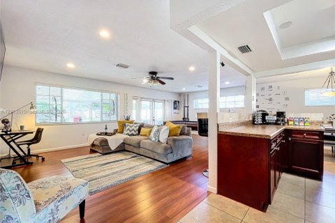 Villa ou maison à louer à Miramar, Floride: 2 chambres, 125.42 m2 № 2435294 - photo 3