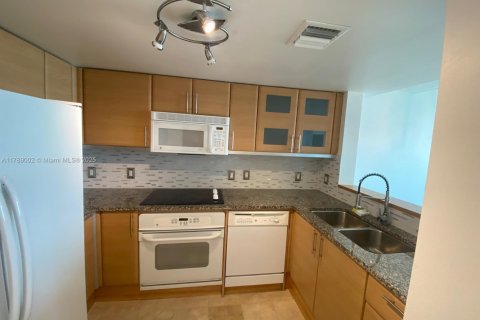 Condo in Miami, Florida, 1 bedroom  № 1938201 - photo 5