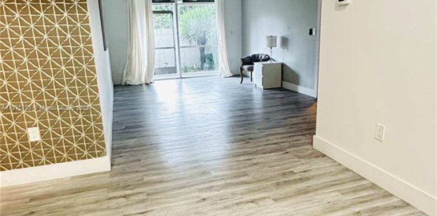 Condominio en Plantation, Florida, 2 dormitorios № 1930002