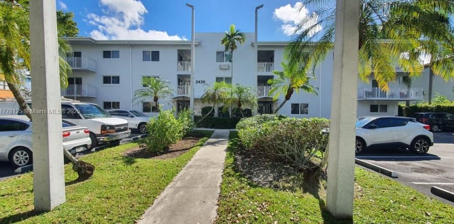 Condominio en North Miami, Florida, 1 dormitorio № 1933602