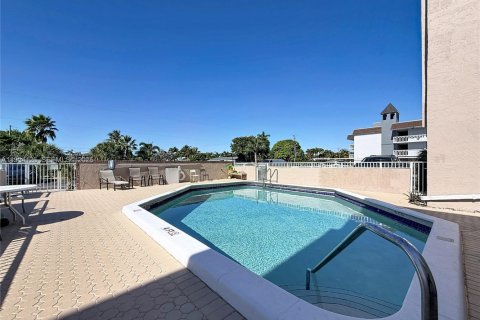 Condominio en venta en Deerfield Beach, Florida, 2 dormitorios, 100.33 m2 № 2010062 - foto 13