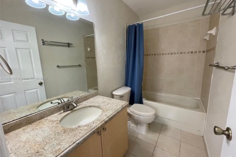 Townhouse in Miami, Florida 2 bedrooms, 104.98 sq.m. № 1972877 - photo 11