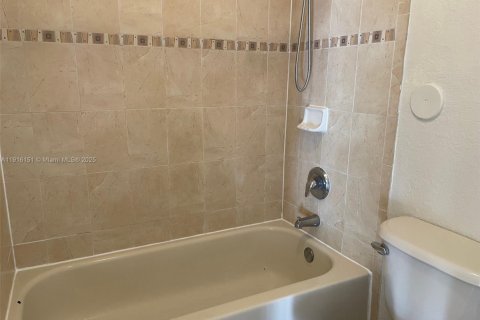 Townhouse in Miami, Florida 2 bedrooms, 104.98 sq.m. № 1972877 - photo 9