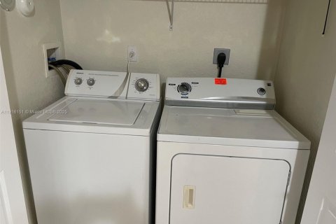 Townhouse in Miami, Florida 2 bedrooms, 104.98 sq.m. № 1972877 - photo 13