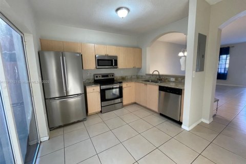 Townhouse in Miami, Florida 2 bedrooms, 104.98 sq.m. № 1972877 - photo 2