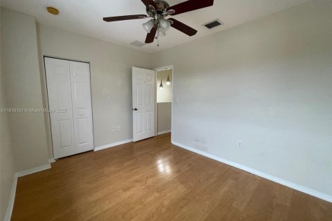 Townhouse in Miami, Florida 2 bedrooms, 104.98 sq.m. № 1972877 - photo 10